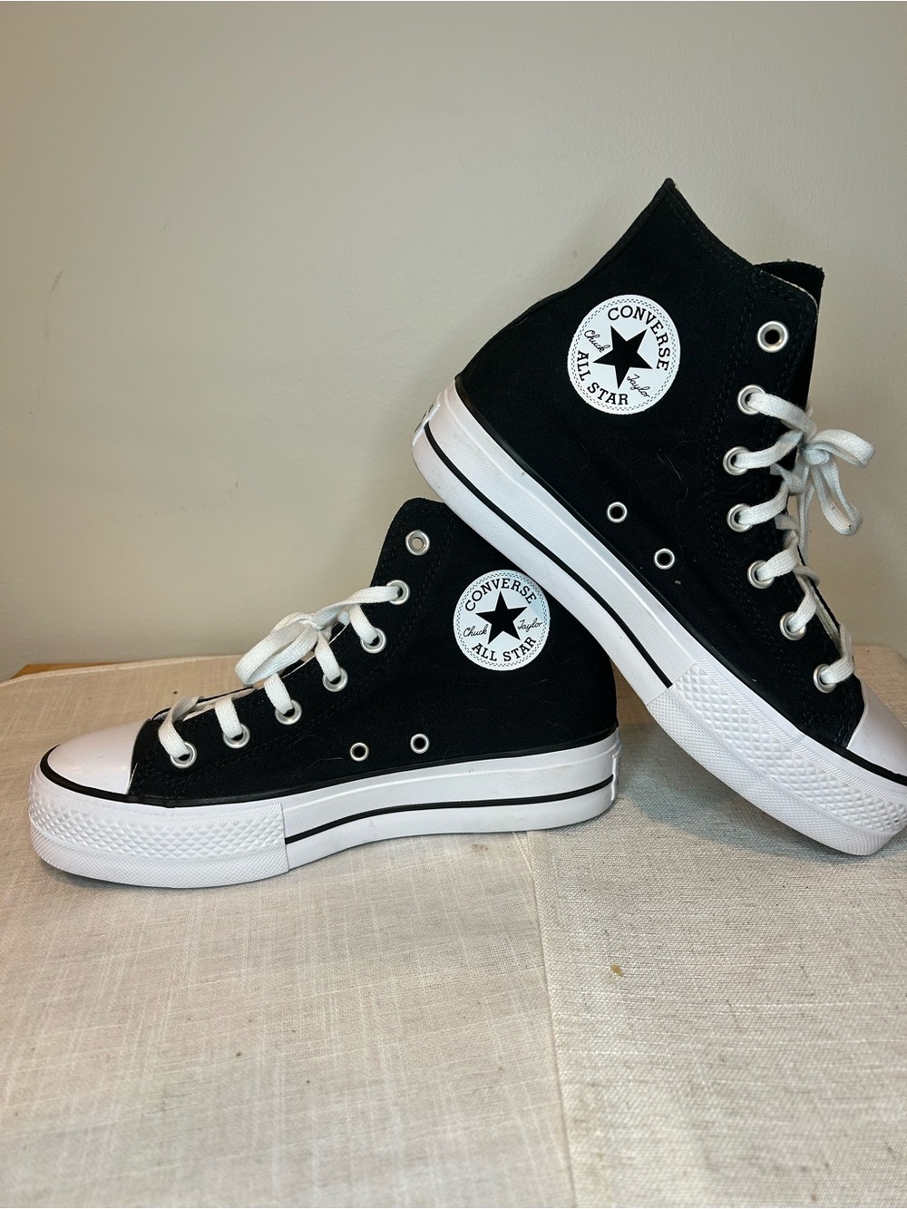 Converse women’s Chuck Taylor  Black High-Top Sneakers-like new